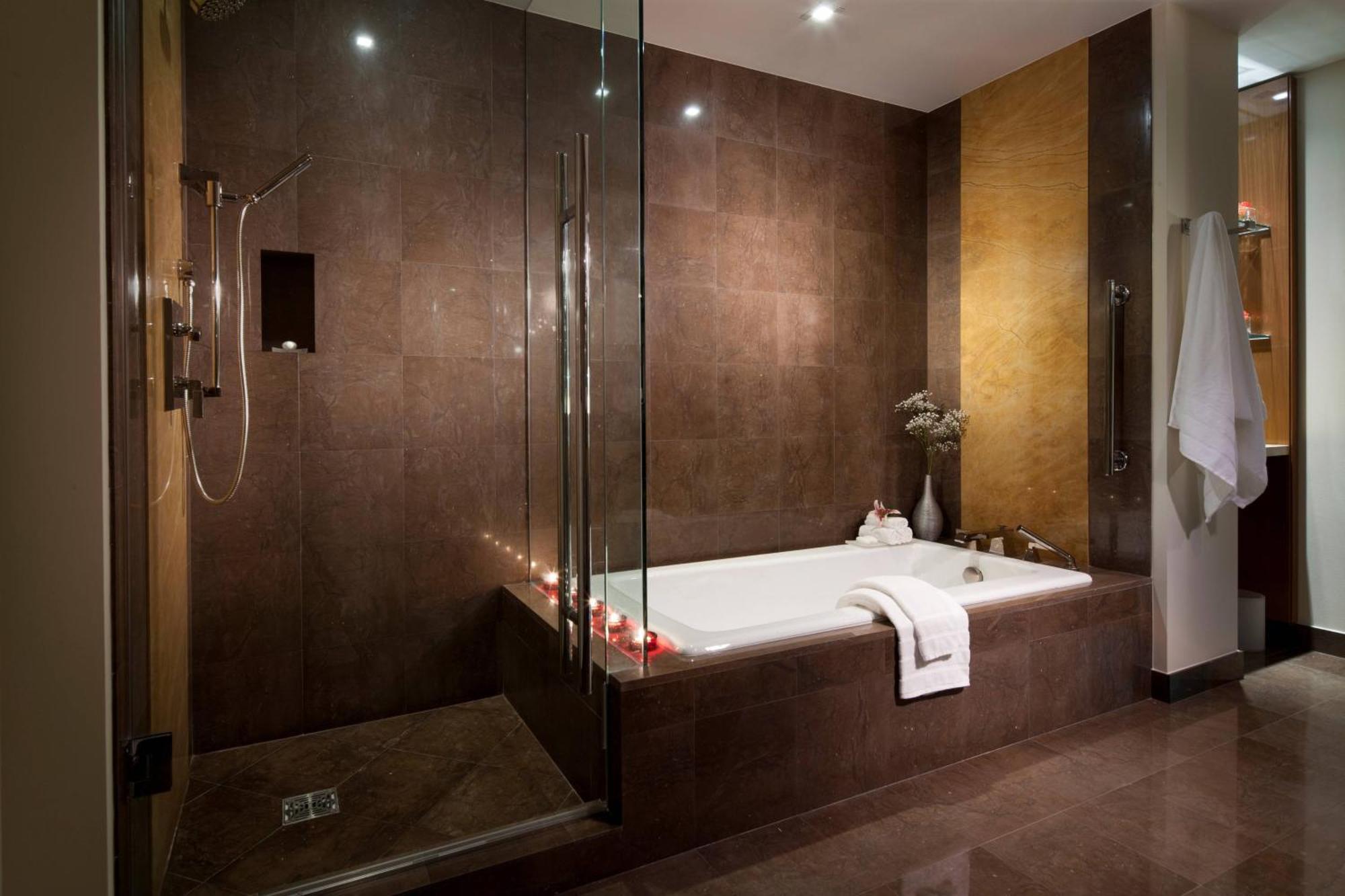 Deluxe Guest room, 1 King, City view