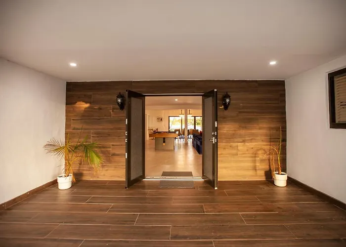 El Privado Villa Mallorca / Waterfront Luxury Estate Miami