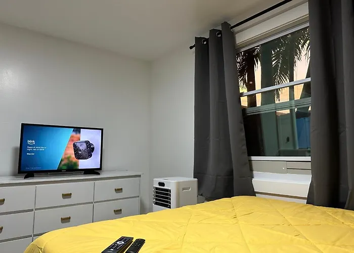 Serene Full Bed With 50 Inch Smart Tv, Netflix, Airplay, Mini-Fridge, And 500 Mbps Wifi Near Fiu, Dolphin Mall, Airport Miami