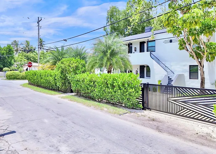 3 Seasons At The Carrington 3 Two Bedroom 1 Bath Apts -6 Bedrooms 3 Bathrooms And 3 Bedroom 2 Bathroom Villa Miami admite animales