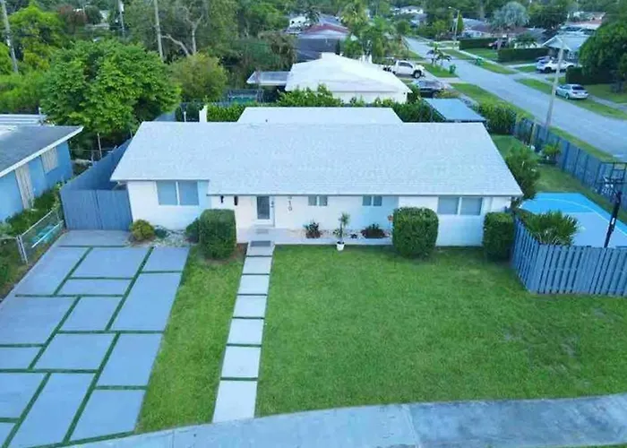 Magical Miami Retreat With Heated Pool, Mini Golf, And Basketball Court L19 com piscina
