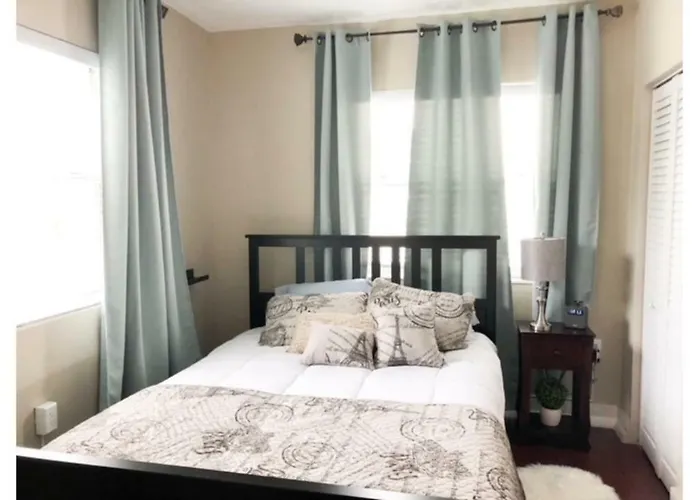 Modern 2/1 Apt Near Midtown And Beaches Miami que aceita animais de estimação